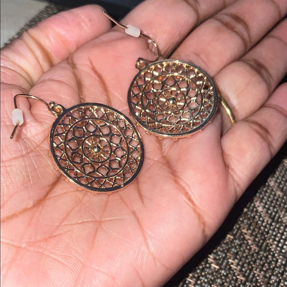 Elegant Gold Filigree Earrings - Picture 5 of 11